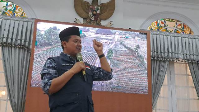 Komisi Penyiaran Indonesia Daerah (KPID) Jawa Barat menyerahkan penghargaan Kepala Daerah Peduli Penyiaran pada Bupati Sumedang pada Malam Anugerah KPID Jawa Barat yang digelar di Ballroom Asia Plaza. Kamis (31/8/2023) malam.