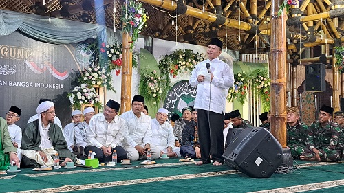 Pj Bupati Herman saat menghadiri Maulid Akbar Nabi Muhammad SAW dan Peringatan Hari Kesaktian Pancasila di Pondok Pesantren Internasional Asy Syifa Walmahmudiyah, Dusun Simpang Desa Haurgombong Kecamatan Pamulihan, Minggu (1/10/2023).