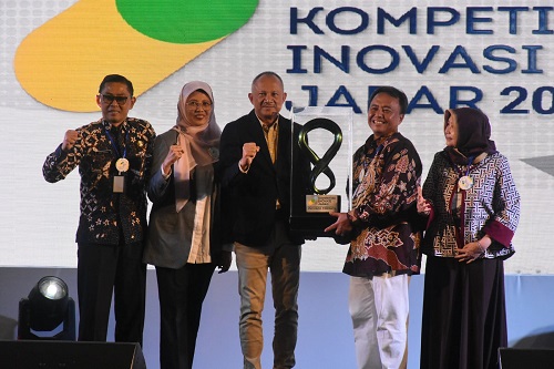 Sumedang meraih anugerah Best Of The Best dan Kabupaten Terbaik Pertama untuk Inovasi Pemerintah Daerah di ajang Kompetisi Inovasi Jawa Barat (KIJB) 2023 yang digelar Pemprov Jabar. WhatsApp Kebutuhan Informasi dan Pelayanan Online (WAKEPO) dinobatkan menjadi terbaik dari yang terbaik dari inovasi yang diusung berbagai Perangkat Daerah dan Biro, Perangkat Daerah Kabupaten/Kota di Jawa Barat, Kantor Pusat Balai, Biro, Kementerian, Perguruan Tinggi di Jawa Barat, dan BUMN/BUMD.