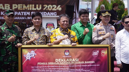 Pj. Bupati Sumedang Herman Suryatman beserta Forkopimda dan KPU melepas Kirab Pemilu 2024 dan Penandatanganan Deklarasi Pemilu Damai di Alun-alun Sumedang, Sabtu (7/10/2023).