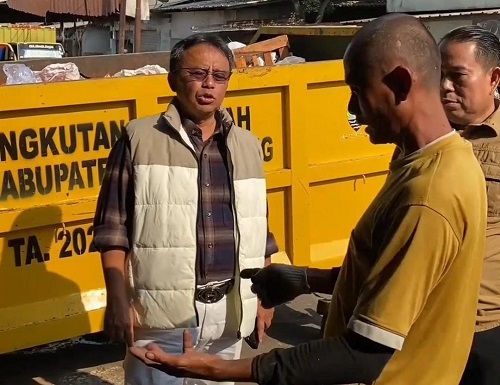 Pj Bupati Sumedang Herman Suryatman meninjau lokasi tempat penampungan sementara (TPS) sampah di Pasar Rakyat Cipadung atau lebih dikenal dengan Pasar Inpres, Selasa (10/10/2023).