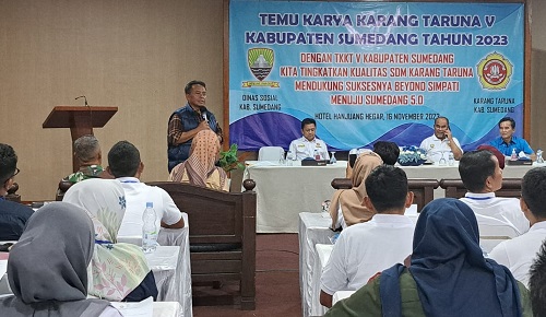 Pj Bupati Sumedang Herman Suryatman saat membuka Temu Karya Forum Karang Taruna Kabupaten Sumedang di Hotel Hanjuang Hegar, Kamis (16/11/2023).