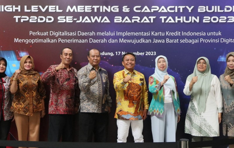 Pj Bupati Sumedang Herman Suryatman menghadiri High Level Meeting TP2DD dan Capacity Building TP2DD se-Jawa Barat Tahun 2023 di Gedung Sate. Jumat, 17 November 2023.