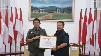 epala Badan Nasional Penanggulangan Bencana (BNPB) Letjen TNI Suhariyanto berkunjung ke Sumedang untuk melihat kondisi pascabencana gempa bumi.