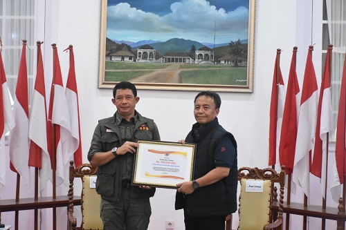 epala Badan Nasional Penanggulangan Bencana (BNPB) Letjen TNI Suhariyanto berkunjung ke Sumedang untuk melihat kondisi pascabencana gempa bumi.