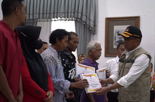 Kesigapan Pemerintah Daerah Kabupaten Sumedang dalam penanganan pascagempa bumi diapresiasi oleh Menteri Koordinator Pembangunan Manusia dan Kebudayaan (Menko PMK) Muhadjir Effendy ketika mengunjungi Sumedang untuk menyerahkan bantuan dan memantau kondisi Sumedang, Jumat (5/1/2024).