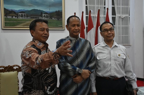 Pemerintah Daerah Kabupaten Sumedang menjajaki kerja sama dengan Badan Pembinaan Ideologi Pancasila (BPIP) Republik Indonesia terkait Pusat Pengembangan Pancasila. Penjajakan tersebut dibahas dalam pertemuan Pj Bupati Sumedang Herman Suryatman dengan Deputi Hukum Advokasi dan Pengawasan Regulasi BPIP Kemas Akhmad Tadjuddin beserta jajaran di Gedung Negara, Senin (15/1/2024) malam.