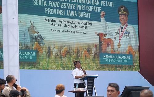 Pj Bupati Sumedang Herman Suryatman saat memimpin apel pagi di lapangan upacara Kawasan Pusat Pemerintahan, Senin (5/2/2024).
