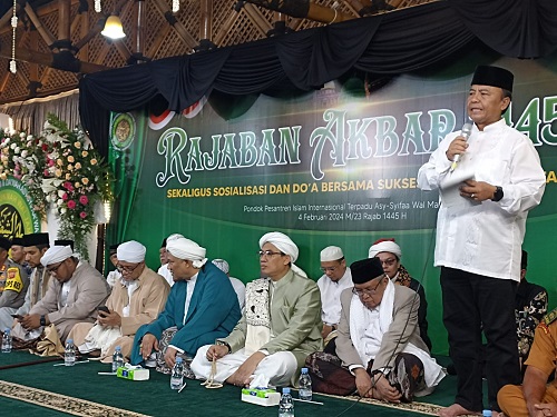 Pj Bupati Sumedang Herman saat peringatan Rajaban Akbar sekaligus Doa Bersama "Sukses Pemilu Damai Tahun 2024 di Pondok Pesantren Islam Terpadu Asy-Syifaa Wal Mahmudiyyah. Minggu (4/2/2024).