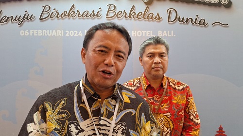Penjabat Bupati Sumedang Herman Suryatman didampingi Kepala BKPSDM Ate Hadan menghadiri secara langsung Rapat Koordinasi Pengawasan dan Pengendalian Badan Kepegawaian Negara (BKN) tahun 2024 di The Stones Hotel Bali, Selasa (6/2/2024).