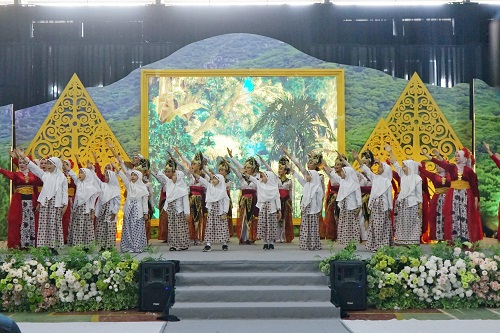 Pj Bupati Sumedang Herman Suryatman saat pemberian Anugerah Vidya Caryena dan Gelar Pendidikan di GOR Tadjimalela, Rabu (6/3/2024).