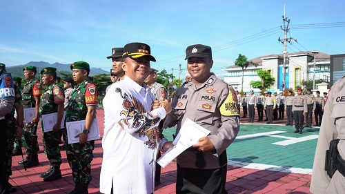 Pj Bupati Herman Suryatman saat Apel Pemberian Penghargaan pada Personel TNI POLRI dan masyarakat yang Berdedikasi Tinggi Saat Pemilu 2024 di Mako Polres Sumedang, Rabu (6/3/2024).