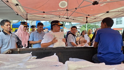 Pemerintah Daerah Kabupaten Sumedang bekerja sama dengan berbagai pihak melakukan Gelar Pasar Pangan Murah untuk mengendalikan harga bahan pokok penting (BApokting) menjelang bulan suci Ramadan 1445 Hijriah di Alun Alun Sumedang, Sabtu, (9/3/2024).