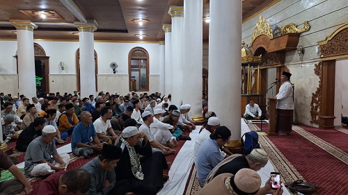 Pj Bupati Sumedang Herman Suryatman saat memberikan sambutan sebelum Salat Tarawih berjamaah di Masjid Agung Sumedang, Senin (11/3/2024).