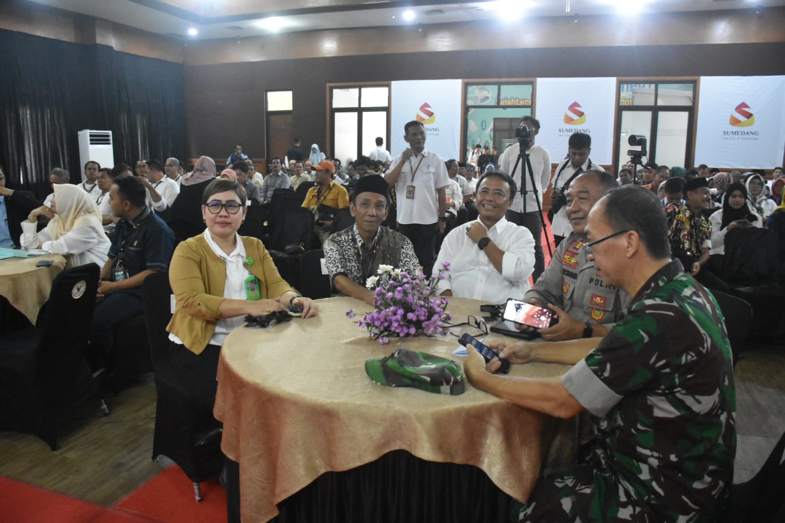 Pj Bupati Sumedang Herman Suryatman, saat membuka sekaligus memberikan arahan pada Musyawarah Perencanaan Pembangunan (Musrenbang) Kabupaten Sumedang Tahun 2025 di Aula Tampomas Pusat Pemerintahan Sumedang (PPS). Rabu (27/3/2024).