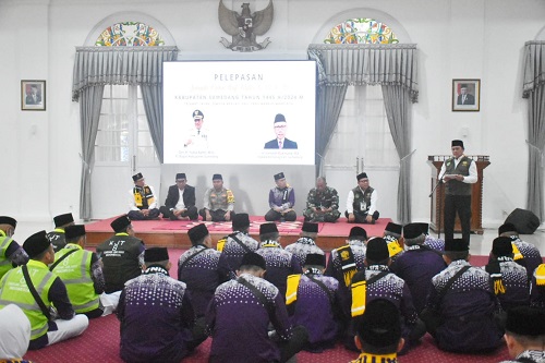 Jemaah calon haji asal Sumedang yang berjumlah 432 orang tergabung dalam Kloter 8 dilepas Pj. Bupati Sumedang Yudia Ramli di Gedung Negara, Sabtu pagi (18/5/2024).