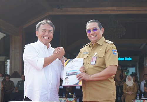 Serah terima jabatan (Sertijab) Pj. Bupati Sumedang dari Herman Suryatman ke Yudia Ramli digelar saat   apel gabungan di  Lapangan Pusat Pemerintahan Sumedang (PPS), Senin (29/4/2024).