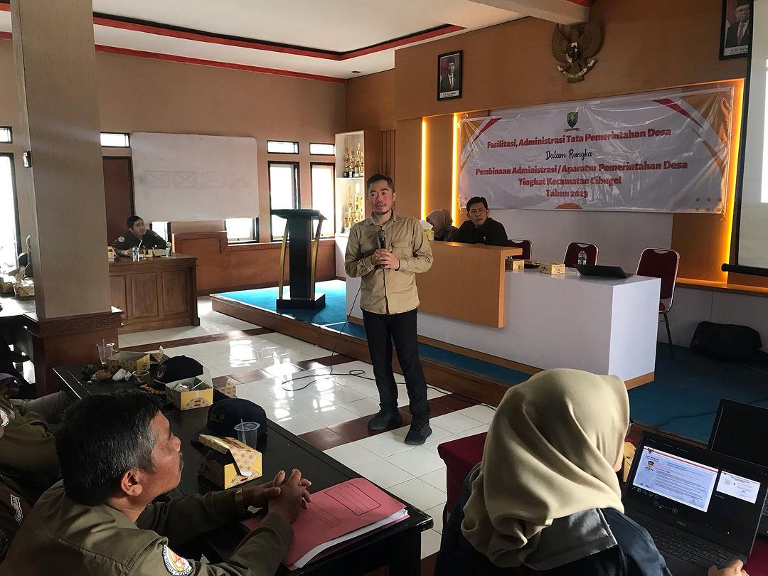 Dinas Pemberdayaan Masyarakat dan Desa (DPMD) Kabupaten Sumedang mencatat ada 30 desa yang berpotensi bisa dimekarkan. Hal ini didasarkan atas jumlah penduduk di 30 Desa tersebut yang telah mencapai 2400 KK sebagai syarat suatu desa bisa dimekarkan.