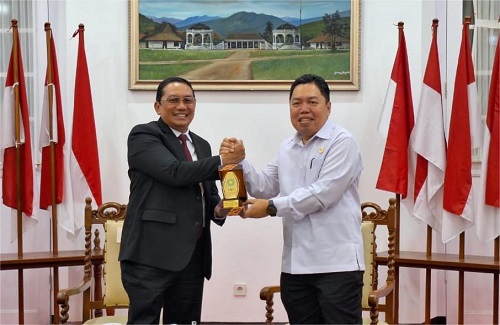 Pj Bupati Sumedang Yudia Ramli saat menerima Rektor UIN Sunan Gunung Djati Rosihon Anwar beserta jajarannya, di Gedung Negara. Senin (20/5/2024).