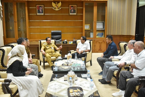 Pj Bupati Sumedang Yudia Ramli menerima Tim Pelaksana Monitoring dan Evaluasi Program Penguatan Pemerintahan dan Pembangunan Desa (P3PD) Kemendes PDTT, Senin malam (29/4/2024), di Ruang Kerja Bupati Sumedang, Komplek PPS.