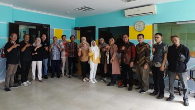 Kru Radio Trimekar FM Sumedang lakukan pembelajaran dan interaksi langsung dengan Universitas Padjajaran (Unpad) Jatinangor dalam acara workshop di Lab Fakultas Ilmu Komunikasi (Fikom). Rabu, 12 Juni 2024.