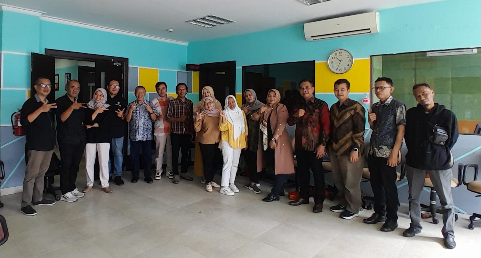 Kru Radio Trimekar FM Sumedang lakukan pembelajaran dan interaksi langsung dengan Universitas Padjajaran (Unpad) Jatinangor dalam acara workshop di Lab Fakultas Ilmu Komunikasi (Fikom). Rabu, 12 Juni 2024.