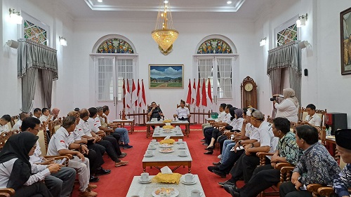 Pj. Bupati Sumedang Yudia Ramli menerima silaturahmi dari jajaran Forum Komunikasi Badan Permusyawaratan Desa (FKBPD) Kabupaten Sumedang, di Ruang Tengah Gedung Negara, Rabu (5/6/2024).