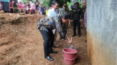 Pj. Bupati Sumedang Yudia Ramli didampingi Kepala Dinas PUTR meresmikan pembangunan Sistem Penyediaan Air Minum (SPAM) di Desa Cilopang, Kecamatan Cisitu, Jumat (14/6).
