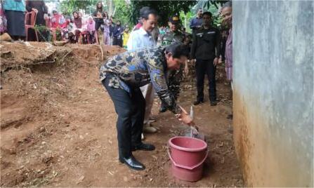 Pj. Bupati Sumedang Yudia Ramli didampingi Kepala Dinas PUTR meresmikan pembangunan Sistem Penyediaan Air Minum (SPAM) di Desa Cilopang, Kecamatan Cisitu, Jumat (14/6).