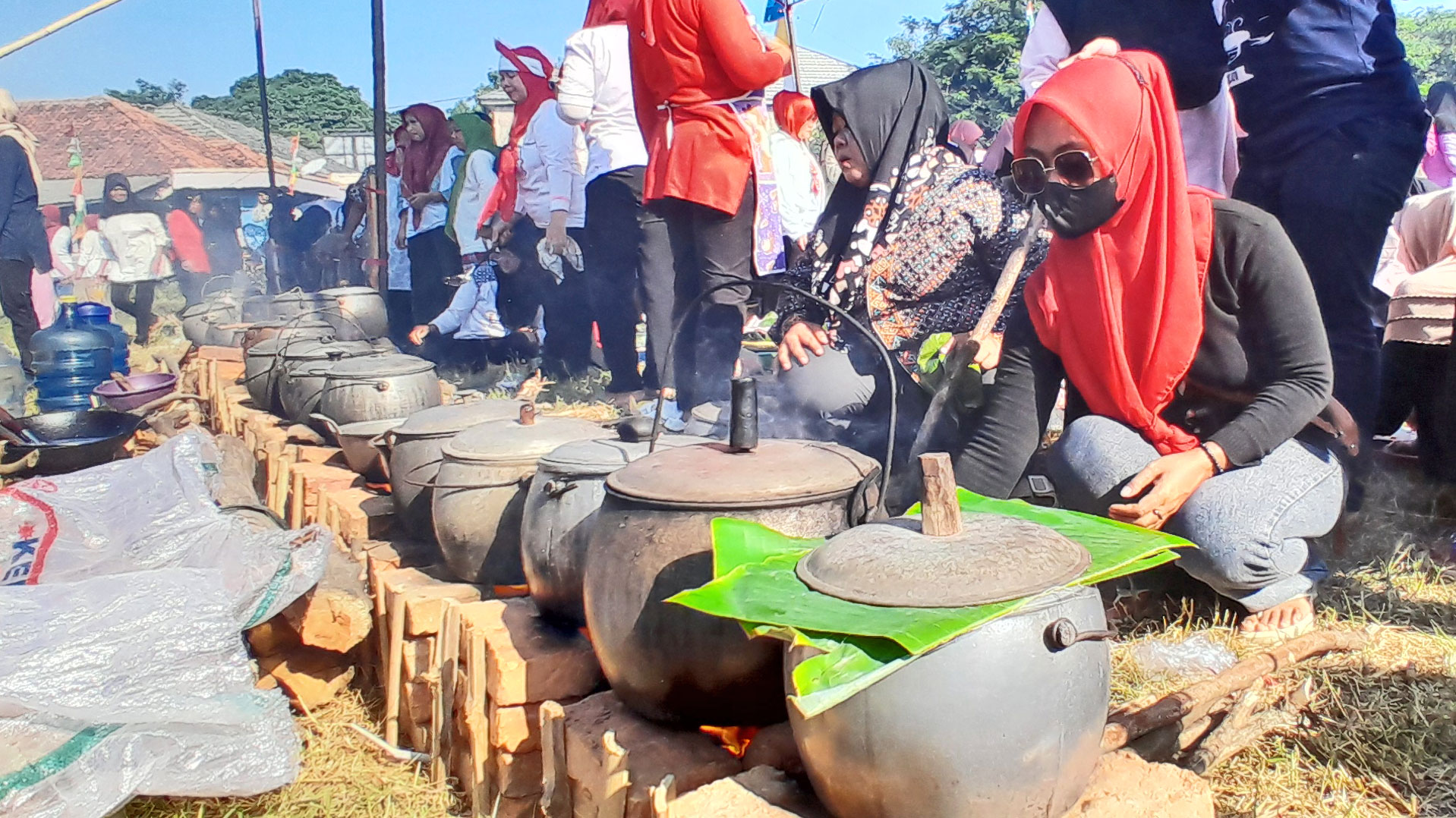 Peserta Lomba Liwet Tradisional Kemerdekaan yang digelar di Lapang Desa Cisurat, Kecamatan Wado. Minggu, 4 Agustus 2024.