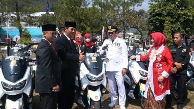 Pj Bupati Sumedang Yudia Ramli menyerahkan bantuan operasional kendaraan bermotor 5 unit mobil ambulans untuk Puskesmas dan 28 motor untuk petugas Puskesmas Keliling (Pusling).