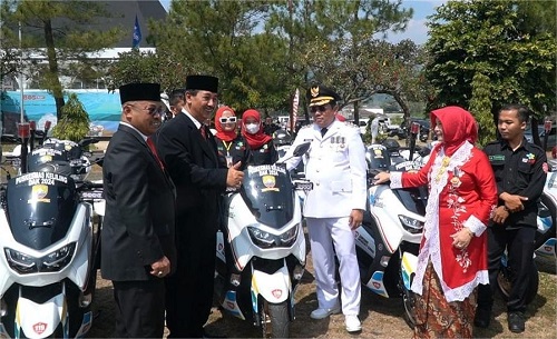 Pj Bupati Sumedang Yudia Ramli menyerahkan bantuan operasional kendaraan bermotor 5 unit mobil ambulans untuk Puskesmas dan 28 motor untuk petugas Puskesmas Keliling (Pusling).