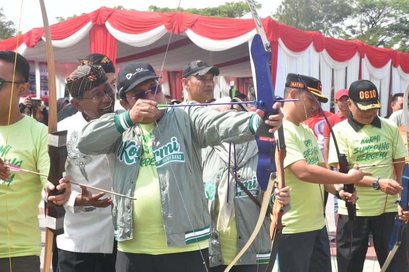 Persatuan Panahan Tradisional (Perpatri) Jaya Nusantara Kabupaten Sumedang mencuri perhatian dengan menampilkan Panah Kasumedangan dalam acara Kormi Sumedang Bergema yang diselenggarakan di Pusat Pemerintahan Sumedang (PPS), Kamis, 22 Agustus 2024.