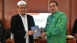 Buku panduan ini diterima secara simbolis oleh KH. M. Nurpahmi H Ketua Forum Pondok Pesantren Kecamatan Buahdua dan Pimpinan Ponpes Islam Terpadu Azdkiya Mansyaul Hikam Cipatat Buahdua, dalam acara yang berlangsung di Aula Kecamatan Buahdua.