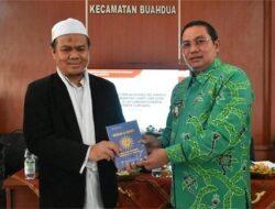 Pj Bupati Sumedang Bagikan Buku Panduan Cepat Belajar Al-Qur’an