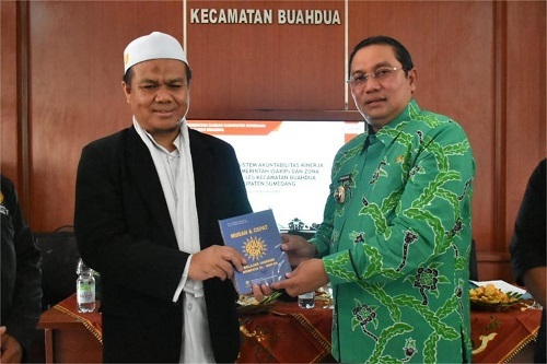 Buku panduan ini diterima secara simbolis oleh KH. M. Nurpahmi H Ketua Forum Pondok Pesantren Kecamatan Buahdua dan Pimpinan Ponpes Islam Terpadu Azdkiya Mansyaul Hikam Cipatat Buahdua, dalam acara yang berlangsung di Aula Kecamatan Buahdua.