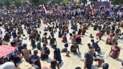 Pesta rakyat Ngagogo, atau menangkap ikan hidup dengan tangan kosong di kolam Masjid Al-Kamil PPS diserbu warga