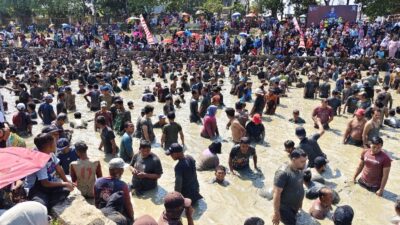 Pesta rakyat Ngagogo, atau menangkap ikan hidup dengan tangan kosong di kolam Masjid Al-Kamil PPS diserbu warga