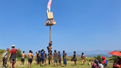 Lomba panjat pinang memeriahkan Hari Kemerdekaan Indonesia di Pusat Pemerintahan Sumedang menjadi hiburan yang berbeda, Sabtu (24/8/2024).